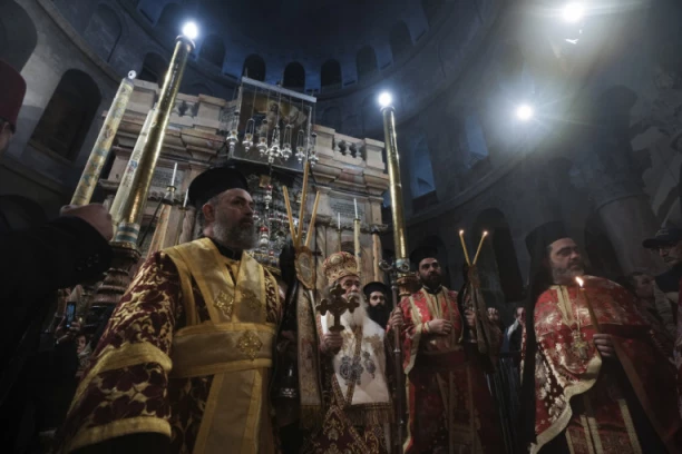 VELIKA SUBOTA OBELEŽENA ŠIROM PALESTINE, BEZ PROSLAVA: Blagodatni oganj stigao do raznih gradova, ali do OVOG MESTA nije mogao da dođe!