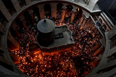 ČUDO NA GROBU GOSPODNJEM U JERUSALIMU! U Hram sišao Blagodatni oganj, više od 3.000 vernika u miru drži upaljene sveće (FOTO)