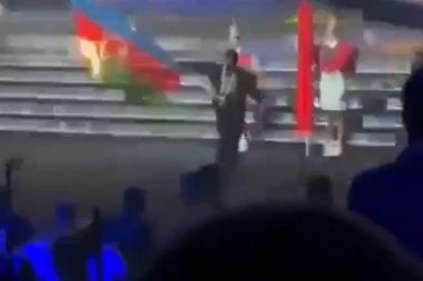 MEĐUNARODNI SKANDAL! Navijač OTEO I ZAPALIO zastavu Azerbejdžana na otvaranju Evropskog prvenstva! (VIDEO)