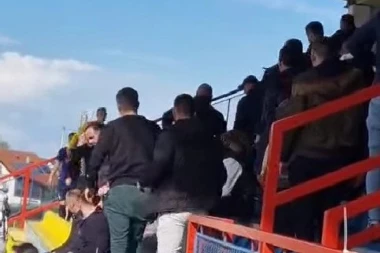HAOS U REGIONU! Fudbaleri se POTUKLI sa navijačima! (VIDEO)