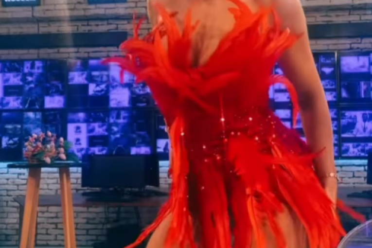 Jovana Jeremić Uskrs 2023 igra u haljini od perja