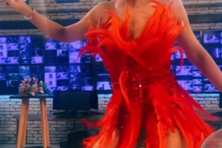 Jovana Jeremić Uskrs 2023 igra u haljini od perja