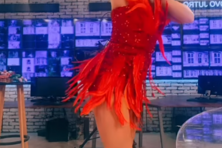 Jovana Jeremić Uskrs 2023 igra u haljini od perja