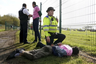 MASOVNO HAPŠENJE NA LIVERPULSKOM HIPODROMU: Obračun policije i zaštitnika životinja na poznatoj konjičkoj trci u Engleskoj