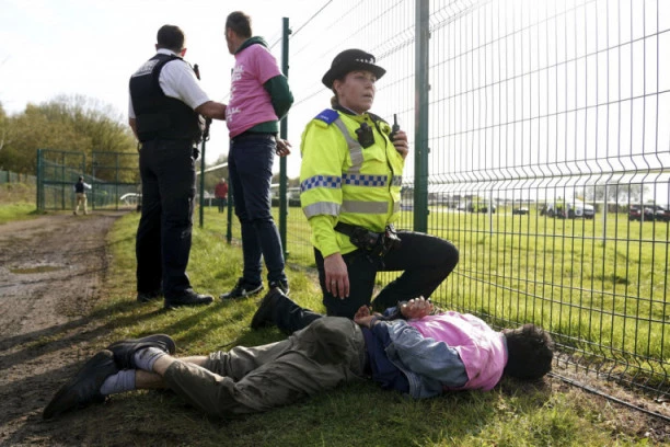 MASOVNO HAPŠENJE NA LIVERPULSKOM HIPODROMU: Obračun policije i zaštitnika životinja na poznatoj konjičkoj trci u Engleskoj