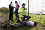 MASOVNO HAPŠENJE NA LIVERPULSKOM HIPODROMU: Obračun policije i zaštitnika životinja na poznatoj konjičkoj trci u Engleskoj