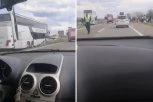 TEŠKA SAOBRAĆAJNA NESREĆA KOD KRAGUJEVCA: Autobus pun đaka sleteo s kolovoza, probio zaštitnu ogradu - sumnja se da je vozaču pozlilo (FOTO/VIDEO)
