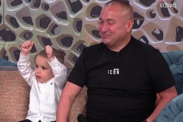 ĐANIJEV UNUK IMAO SVOJ PRVI JAVNI NASTUP: Ukrao dedi šou, pa osvojio publiku! Hit!
