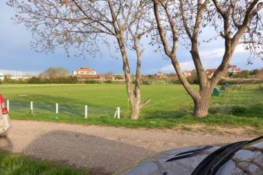 BEZ GOLOVA NA AERODROMU: Igrači oba tima pored mnoštvo prilika nisu uspeli da sprovedu loptu u mrežu!