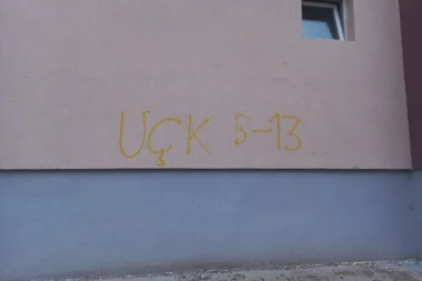 JEZIVI GRAFITI NA KOSOVU I METOHIJI: Pretnje OVK osvanule na zgradama gde žive Srbi i njihovim automobilima! (FOTO)