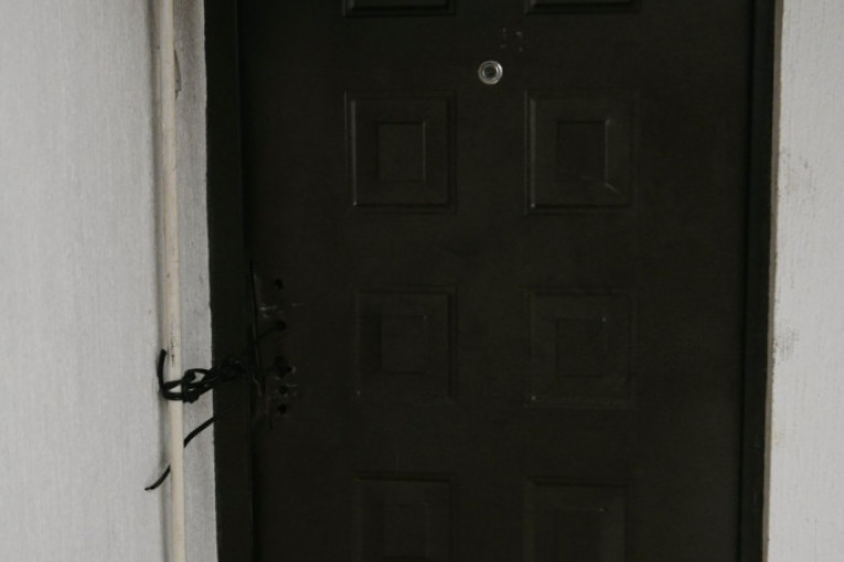 Vrata stana koji je goreo u Sremčici