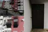JEZIV PRIZOR NA MESTU VELIKOG POŽARA U SREMČICI: Prozor stana koji je goreo potpuno izbijen, svuda je garež, u zgradi se oseća dim - ženi nije bilo spasa (FOTO/VIDEO)