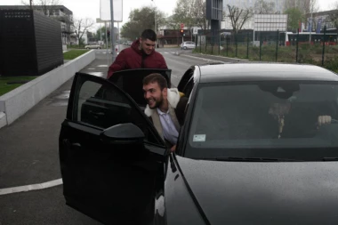 SUZE RADOSNICE! Ponosni otac Veljko istrčao iz bolnice: Rodio se Krstan Ražnatović! (VIDEO)