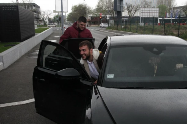 SUZE RADOSNICE! Ponosni otac Veljko istrčao iz bolnice: Rodio se Krstan Ražnatović! (VIDEO)