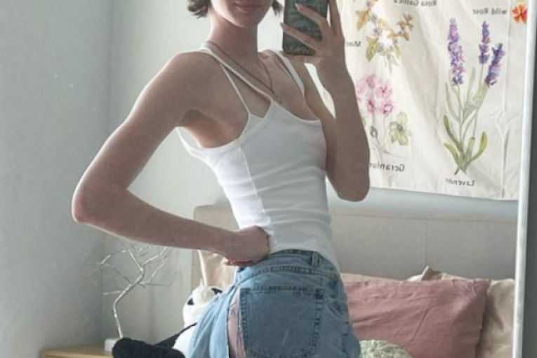 Manekenka se slika u ogledalu