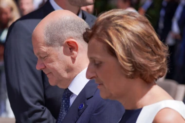 DA LI JE ŠOLC SLEDEĆI? Supruga nemačkog kancelara podnela ostavku, već nađena zamena (FOTO, VIDEO)