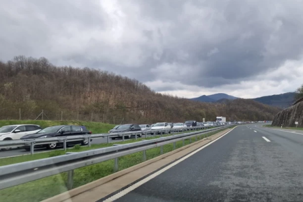 DO KADA VIŠE?! Zabeležen još jedan snimak nasilničke vožnje UNAZAD! Pogledajte video koji LEDI KRV U ŽILAMA: Na društvenim mrežama bukti rat!