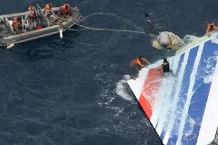 "MRTVI SMO, SRUŠIĆEMO SE"! Poslednje reči pilota Er Fransa koji su se probudili kad je avion počeo da pada! Odveli u smrt 228 putnika!