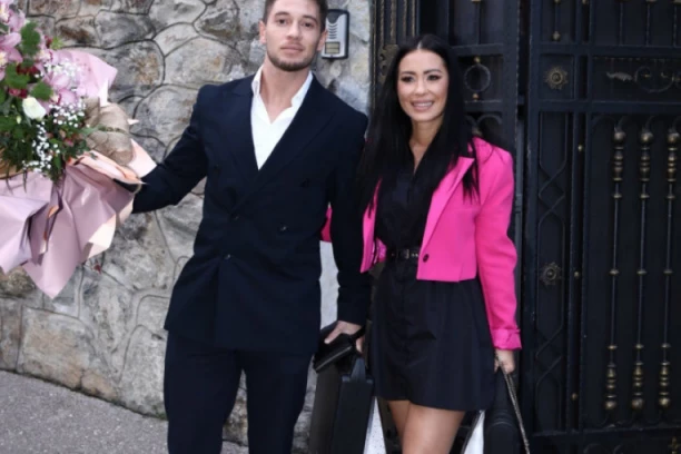 OTKRIVAMO KO ĆE PEVATI NA VESELJU KOD RAŽNATOVIĆA: Stigli su pre svih gostiju, a u rukama nose ogroman poklon!