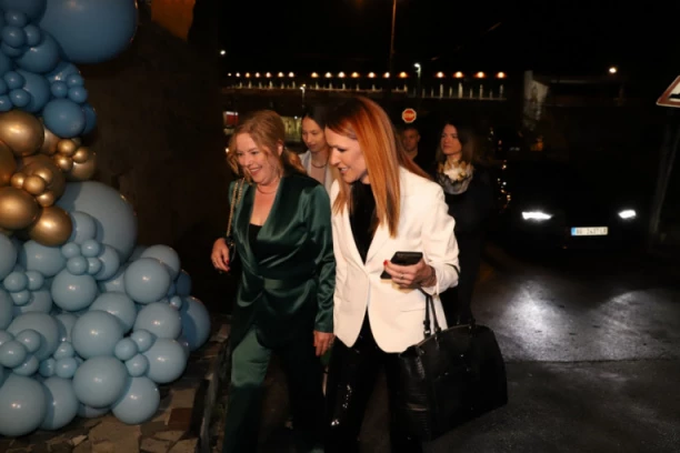 STIGLI RODIĆI DIREKTNO IZ TITELA NA DEDINJE: Bogdanini roditelji u velikom stilu!