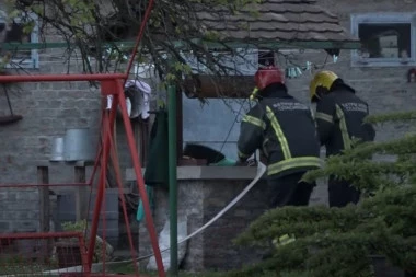 UŽAS U BARIČU! Starica u dvorištu porodične kuće skočila u bunar, vatrogasne ekipe izvukle telo (FOTO, VIDEO)