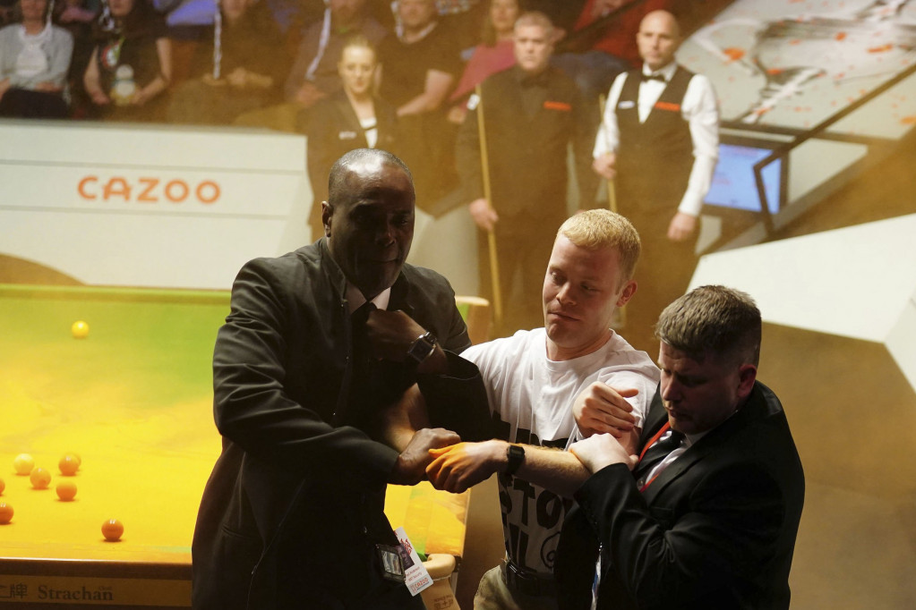 Huligan uleteo na snuker meč