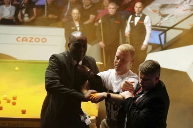 HULIGAN NAPRAVIO SKANDAL: Uleteo na snuker meč, popeo se na sto i posuo se farbom (VIDEO, FOTO)