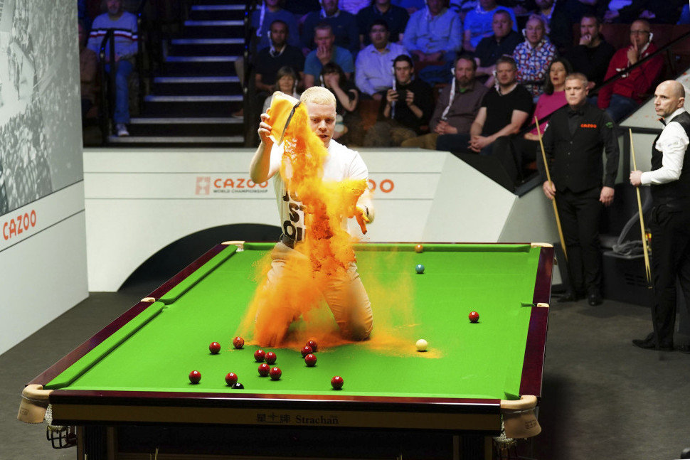 Huligan uleteo na snuker meč