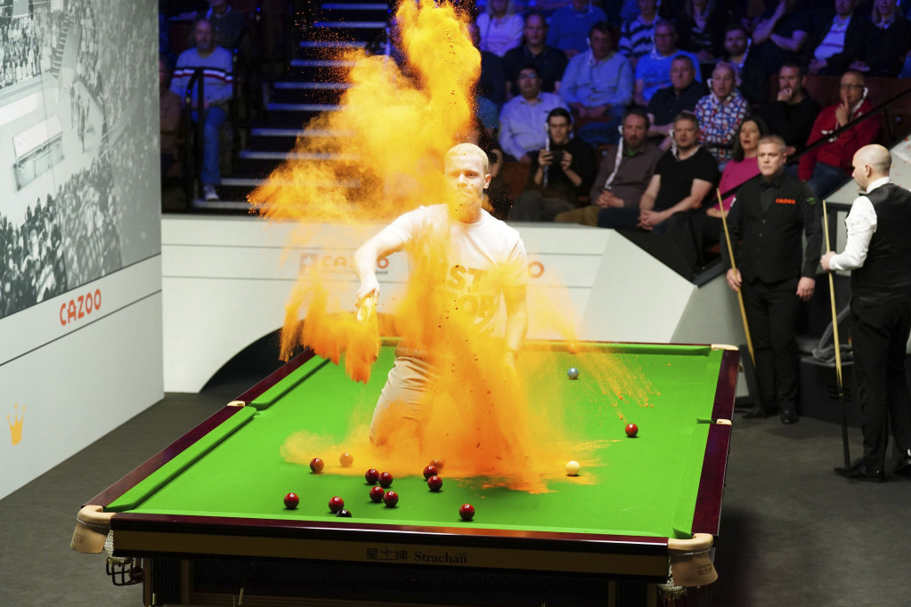 Huligan uleteo na snuker meč