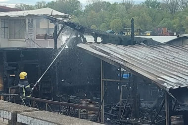 OD SPLAVA OSTALA SAMO KONSTRUKCIJA: Prve fotografije sa zgarišta su jezive, vatrogasci još na terenu (FOTO)