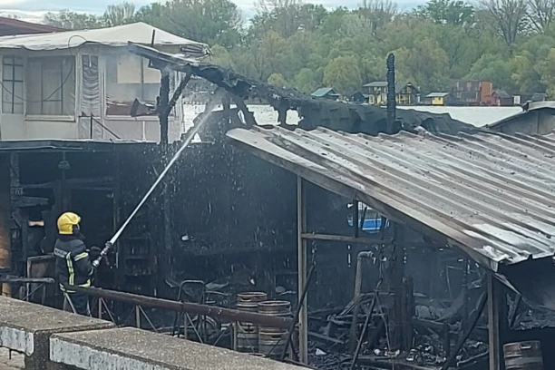 OD SPLAVA OSTALA SAMO KONSTRUKCIJA: Prve fotografije sa zgarišta su jezive, vatrogasci još na terenu (FOTO)