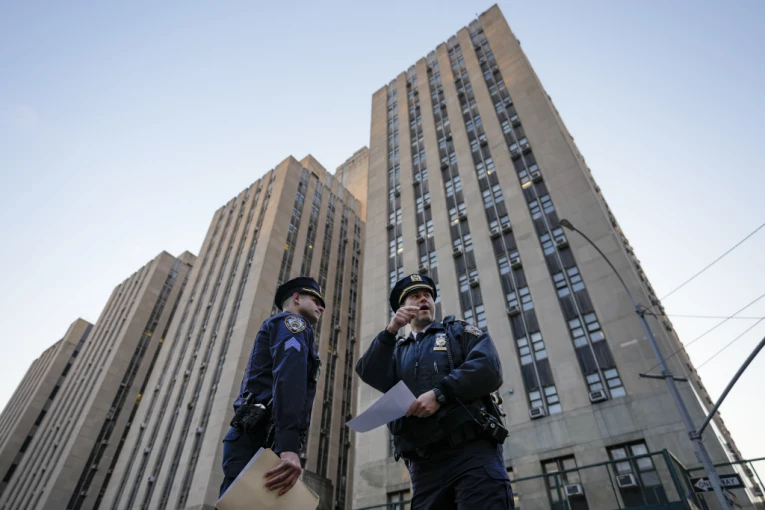 JAVNE SLUŽBE ĆE PRESTATI SA RADOM, AMERIKA NA PRAGU VELIKOG ZATVARANJA: Panika se širi, službenici ostaju bez plata a građani bez usluga ZBOG POLITIČARA