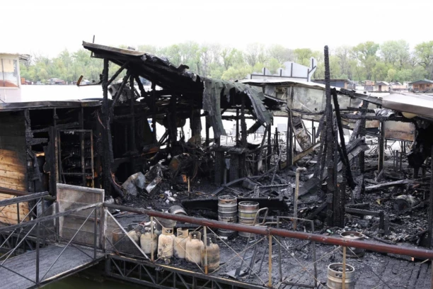 SPLAV ZAPALJEN IZ OSVETE VLASNIKU? Veliki požar progutao restoran na Savi