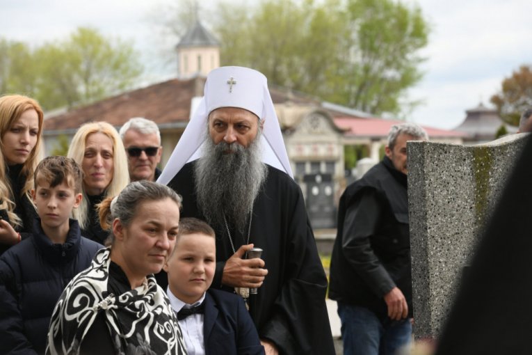 Patrijarh Porfirije na sahrani majke Radojke Perić