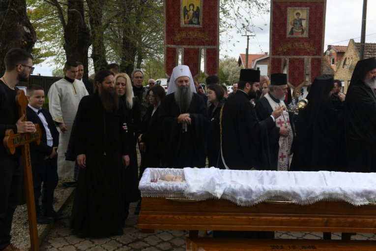 Patrijarh Porfirije na sahrani majke