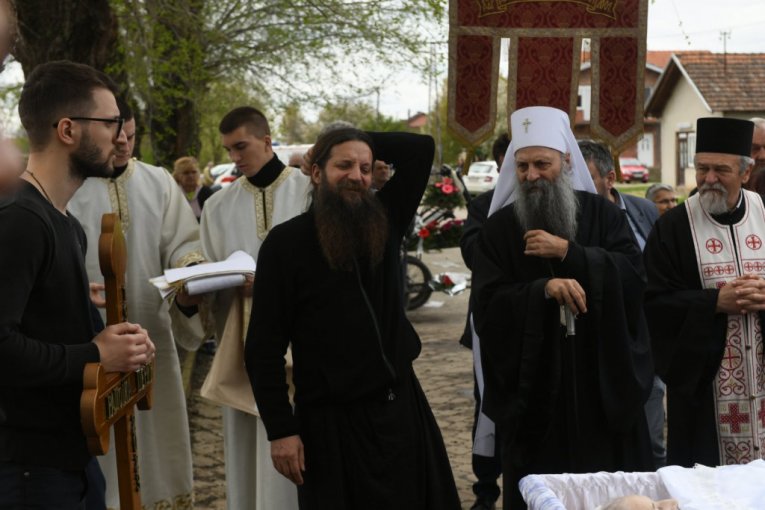Patrijarh Porfirije na sahrani majke Radojke