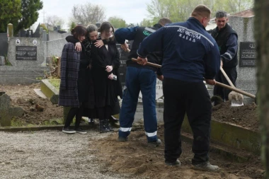 SKRHANI OD BOLA: Oni su poslednji ostali pored groba majke patrijarha Porfirija  (FOTO/VIDEO)