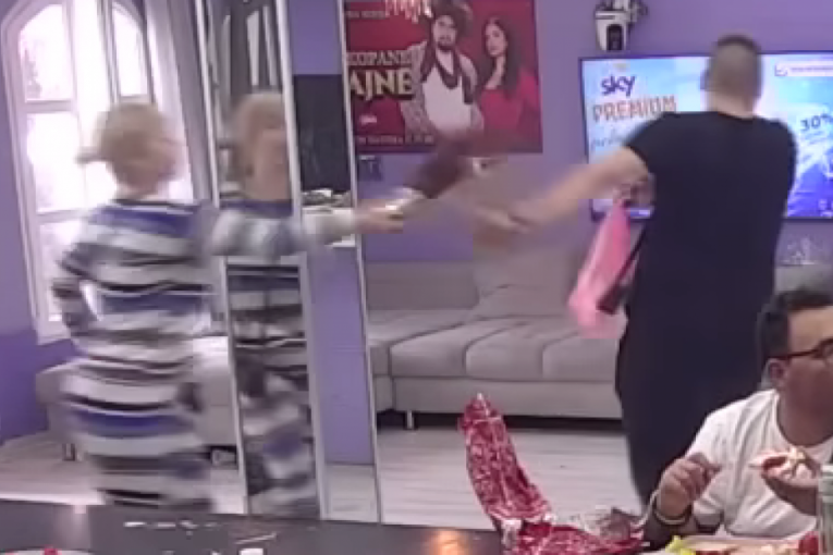 Miljana polila Zolu kafom