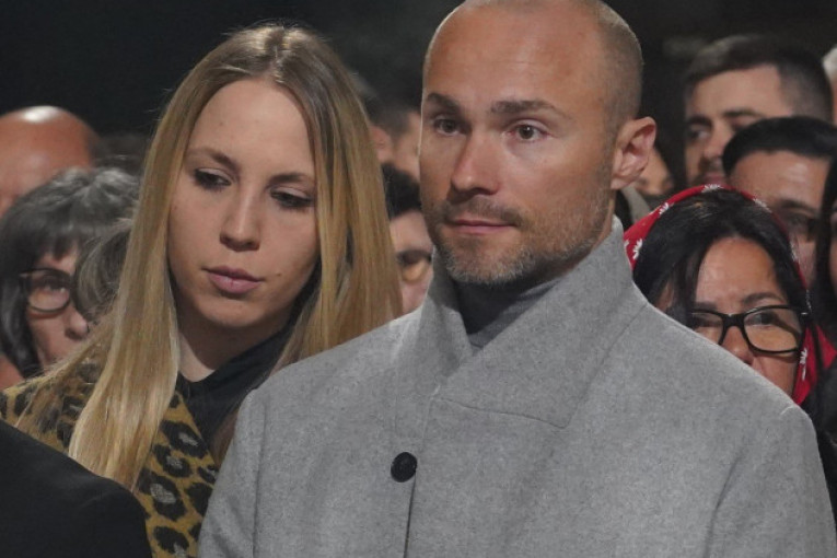 Aca Sofronijević sa devojkom na liturgiji