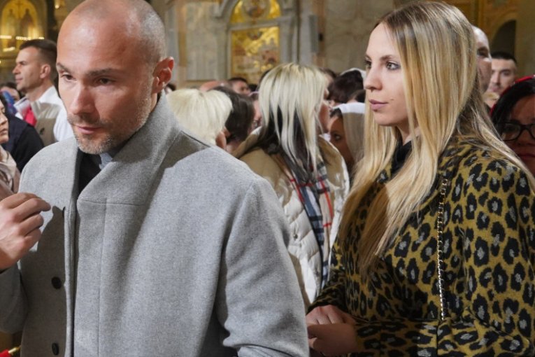 Aca Sofronijević sa devojkom na liturgiji