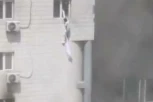 PACIJENTI SKAKALI SA PROZORA DA BI SE SPASILI! Veliki požar u bolnici u Pekingu! Najmanje 21 osoba stradala! (VIDEO)