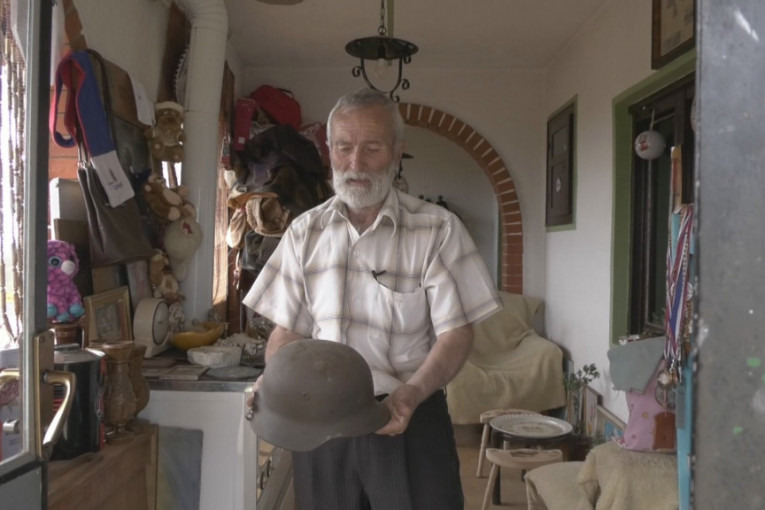 Nikodije sa svojim eksponatima