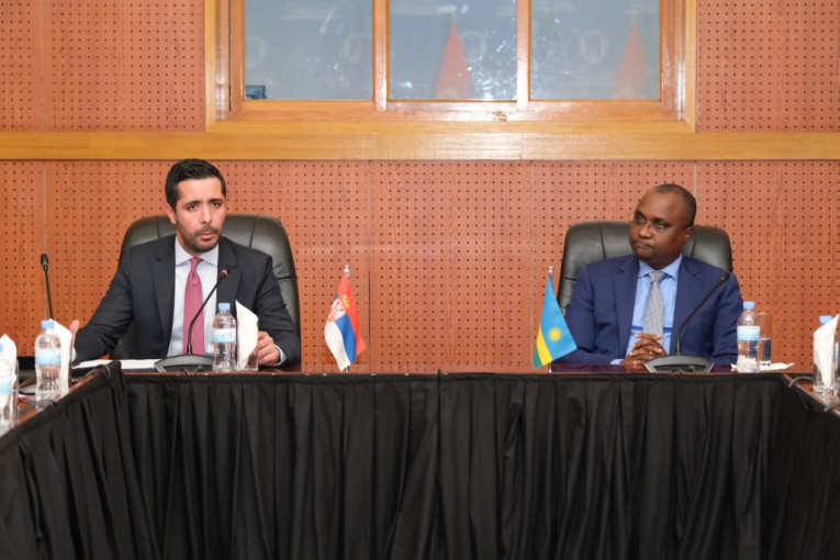 Ministar Momirović na sastanku