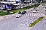 STRAVIČAN SUDAR KOD ADE CIGANLIJE! Automobilom naleteo na drugo vozilo, prevrnuo se i ZAKUCAO u semafor! (VIDEO)