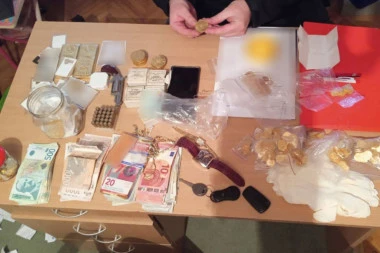 ROLEKSI, MUNICIJA I NOVAC: Evo šta je sve pronađeno u ŠTEKU Veljinih pajtosa! (FOTO)