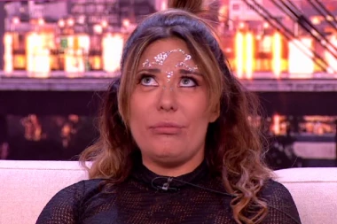 ANA NIKOLIĆ SE RASULA NA KOMADE NAKON PREVARE: Pevačica nakon raskida sa BOGOSLOVOM ne zna gde bije, ponovo se oglasila (FOTO)