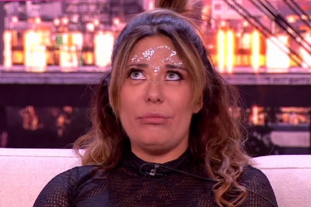 ANA NIKOLIĆ SE RASULA NA KOMADE NAKON PREVARE: Pevačica nakon raskida sa BOGOSLOVOM ne zna gde bije, ponovo se oglasila (FOTO)