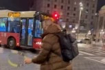ŠOK SCENA U CENTRU BEOGRADA! Mensur Ajdarpašić izleteo na ulicu, zamalo ga UDARIO autobus! (VIDEO)