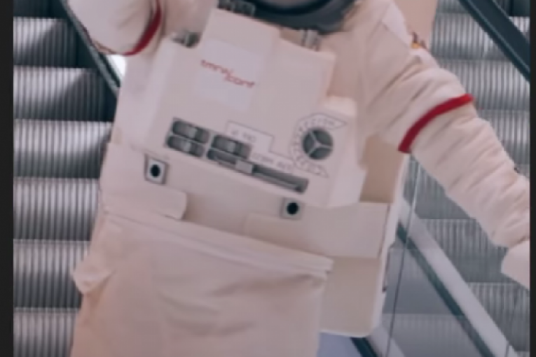 Miloš Biković kao kosmonaut u odelu