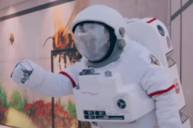 URNEBESNI KLIP USIJAO DRUŠTVENE MREŽE: Biković u kostimu kosmonauta napravio HAOS u tržnom centru! (VIDEO)